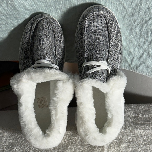 Cozy Gray Faux Fur Lined Slippers - Picture 5 of 6